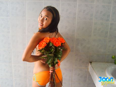 Asiatisk teenager Joon Mali nøgner sig inden han tager et bad på et badeværelse