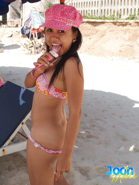 令人心碎的亞洲女孩 Joon Mali 戴著帽子和高跟鞋赤身裸體躺在毯子上