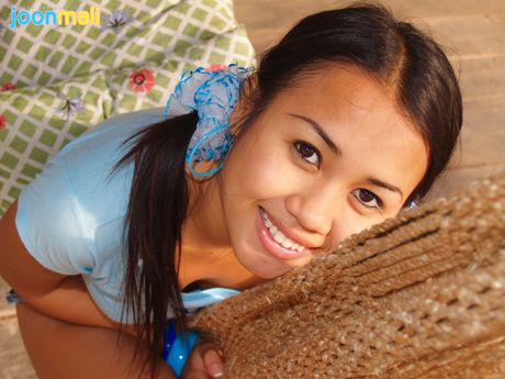 迷人的泰國娃娃 Joon Mali 在吊床上脫光衣服，然後露出她的陰部