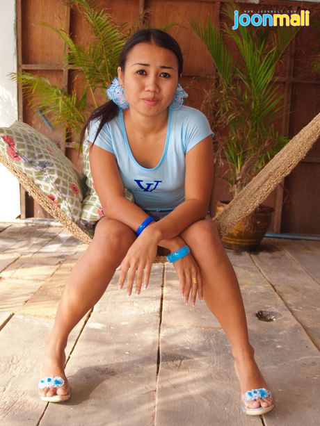 迷人的泰國娃娃 Joon Mali 在吊床上脫光衣服，然後露出她的陰部