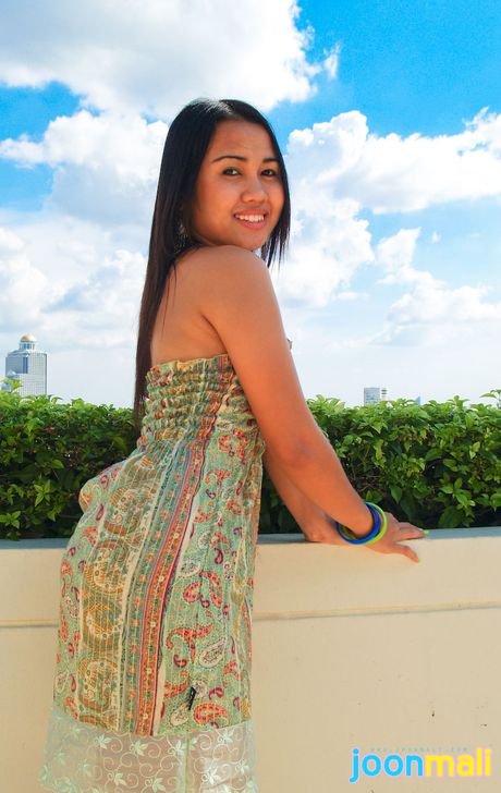 才華橫溢的泰國美女 Joon Mali 展示她火辣的臀部，並在獨奏中揭開她完全裸體的面紗