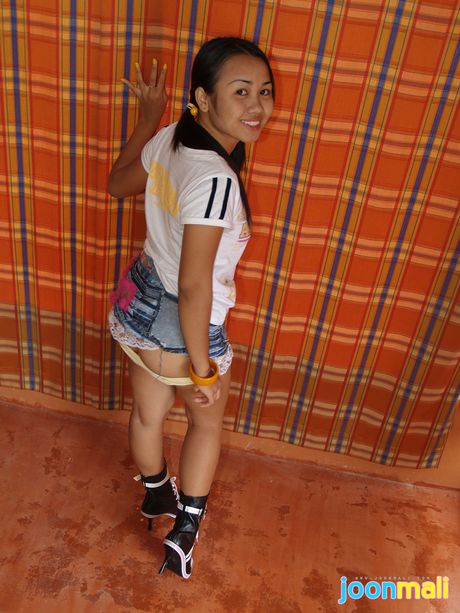 美麗的亞洲女孩 Joon Mali 脫光衣服，獨自炫耀她的火辣身材