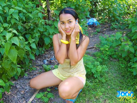 かわいいタイの美女ジュン・マリが森の中で小さなおっぱいを強調し、素肌を披露