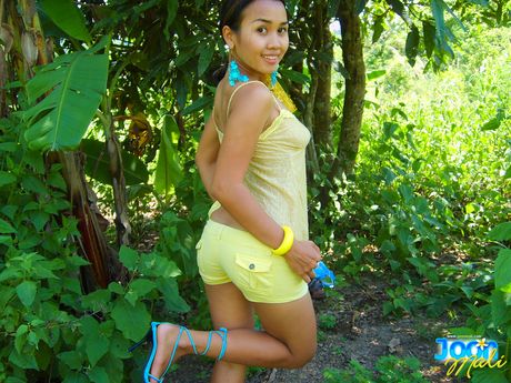 可愛的泰國寶貝 Joon Mali 在樹林裡露出她那小小的乳房和裸露的皮膚