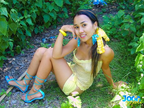 可愛的泰國寶貝 Joon Mali 在樹林裡露出她那小小的乳房和裸露的皮膚