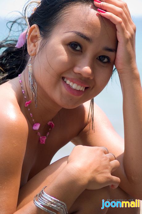 亞洲女孩 Joon Mali 脫下比基尼，在沙灘上露出豐滿的臀部