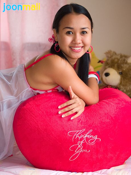 亞洲女孩 Joon Mali 在沙發上展示她嬌小的乳房並揉搓她的陰部