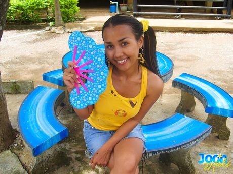 甜美的泰國美女 Joon Mali 穿著裙子和襪子在鞦韆上赤身裸體