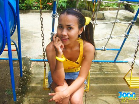 甜美的泰國美女 Joon Mali 穿著裙子和襪子在鞦韆上赤身裸體