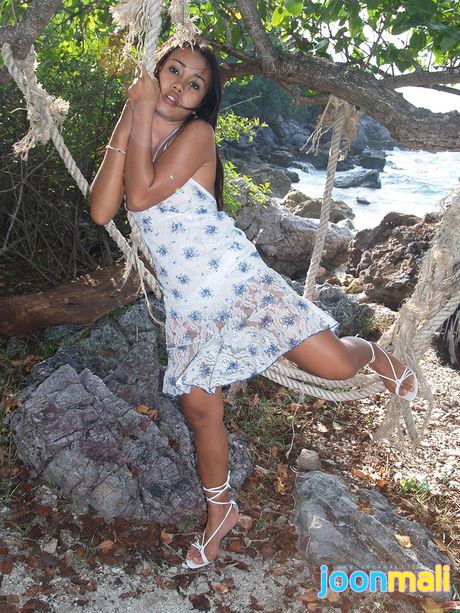 亞洲娃娃 Joon Mali 展示她的小胸部，並在鞦韆上炫耀她裸露的身材