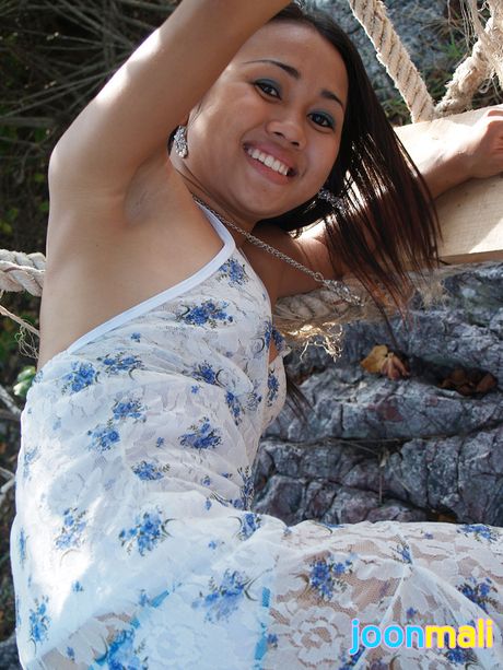 亞洲娃娃 Joon Mali 展示她的小胸部，並在鞦韆上炫耀她裸露的身材