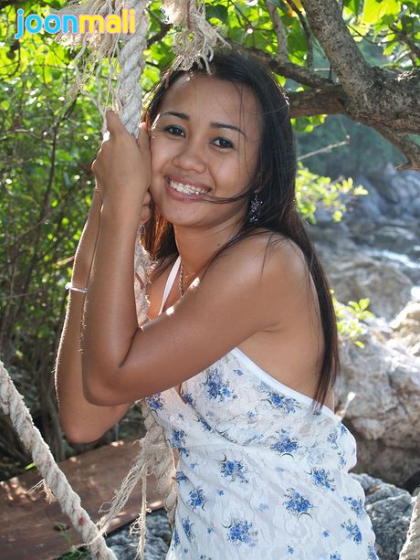 亞洲娃娃 Joon Mali 展示她的小胸部，並在鞦韆上炫耀她裸露的身材