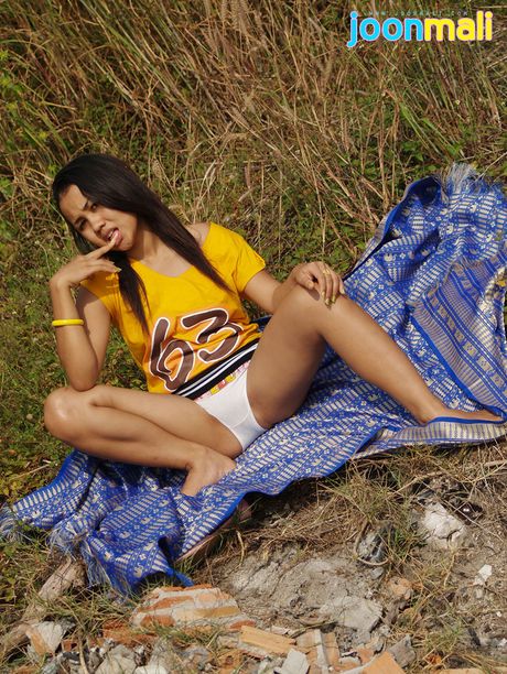 亞洲寶貝 Joon Mali 展示她火辣的臀部，在陽光下展現她的全裸