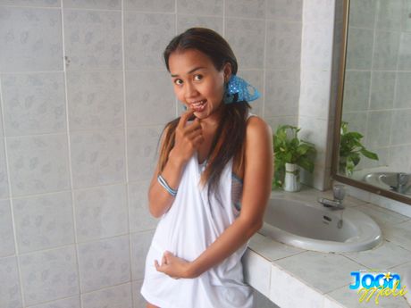 亞洲女孩 Joon Mali 在剃腿毛之前脫掉衣服和內褲