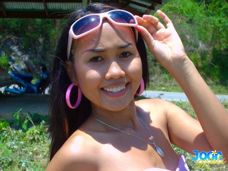 亞洲封面女郎 Joon Mali 在戶外展示她扁平的乳房和光禿的陰部