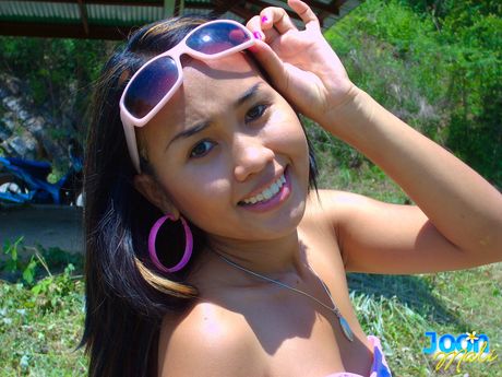 亞洲封面女郎 Joon Mali 在戶外展示她扁平的乳房和光禿的陰部