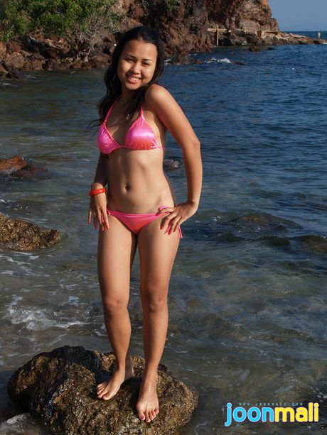 苗條的泰國女孩 Joon Mali 在海灘上脫下比基尼，對著鏡頭脫衣服