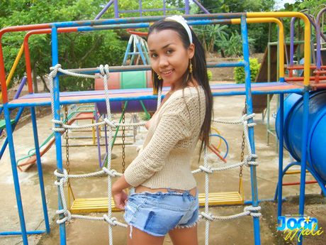 亞洲少女 Joon Mali 在戶外脫衣舞秀出她的大胸部和臀部