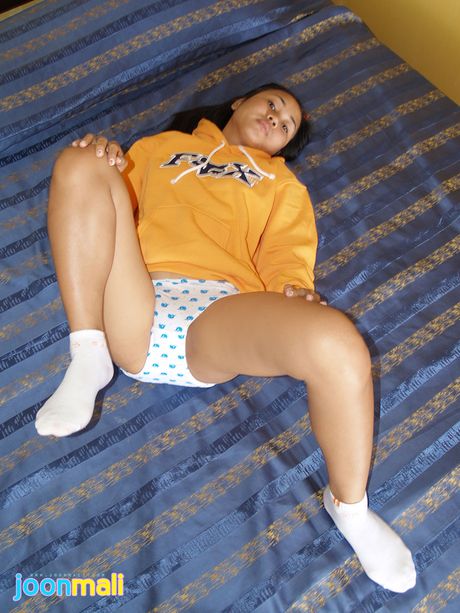 性感的泰國美女 Joon Mali 露出她嬌小的乳房並揉搓她的陰蒂