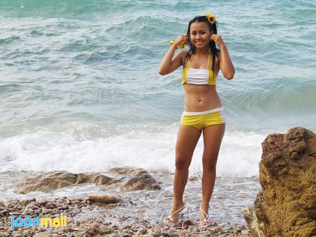 Asiatisk dukke Joon Mali bliver nøgen og onanerer på stranden