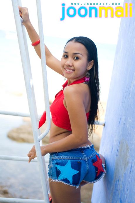 亞洲女孩 Joon Mali 在獨奏中炫耀她嬌小的乳房和臀部