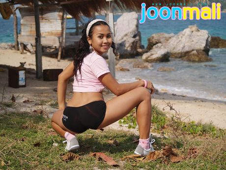 アジア人の女の子、ジュン・マリが人里離れた場所で木の椅子の上で裸になる