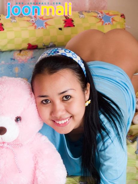 亞洲美女 Joon Mali 展示她的小乳房並張開她的陰部