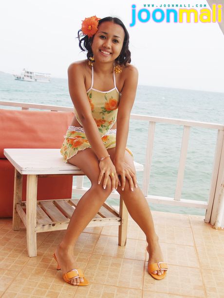 性感的亞洲女孩 Joon Mali 在獨奏中展示了她的小乳房和性感的臀部