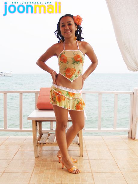 性感的亞洲女孩 Joon Mali 在獨奏中展示了她的小乳房和性感的臀部