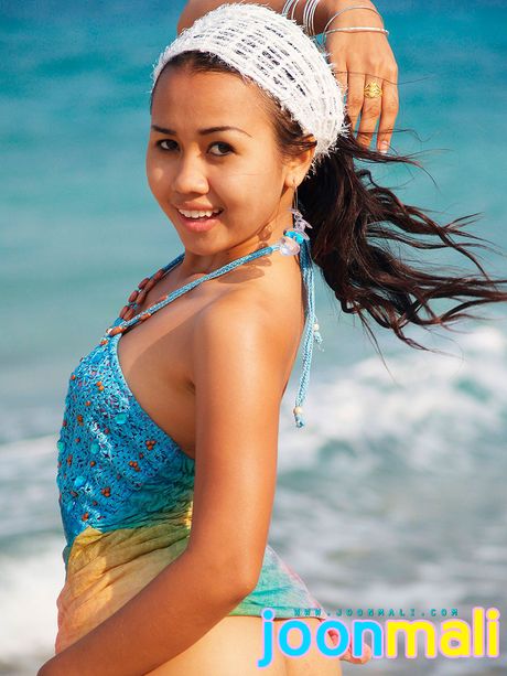 素晴らしいアジアのティーンJoon Maliがビーチで服を脱ぎ、彼女の熱い体を披露します