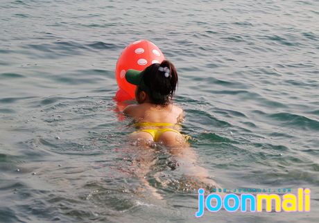 亞洲娃娃 Joon Mali 穿著漁網襪展示她嬌小的乳房和火辣的臀部