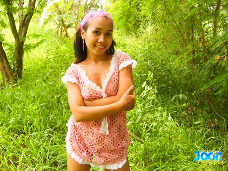 亞洲封面女郎 Lily Koh 在玉米田裡的毯子上赤身裸體