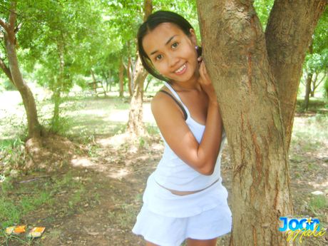 痩せたタイのキュートなジュン・マリが森の中で小さなおっぱいと熱いお尻を披露