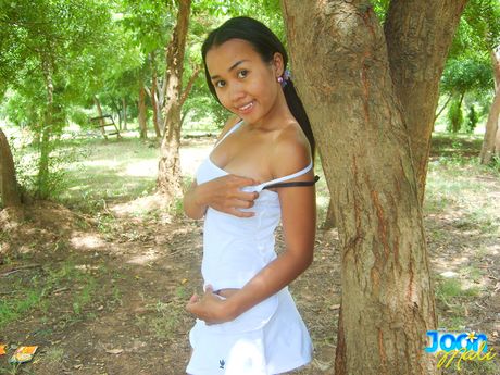 痩せたタイのキュートなジュン・マリが森の中で小さなおっぱいと熱いお尻を披露