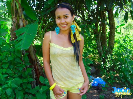 性感的泰國美女 Joon Mali 在樹林裡對著鏡頭展示她扁平的乳房並脫掉衣服