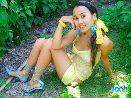 性感的泰國美女 Joon Mali 在樹林裡對著鏡頭展示她扁平的乳房並脫掉衣服