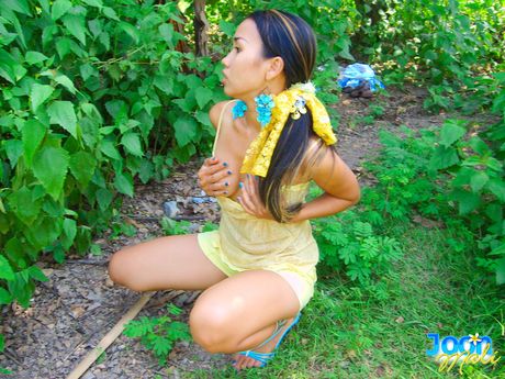 性感的泰國美女 Joon Mali 在樹林裡對著鏡頭展示她扁平的乳房並脫掉衣服
