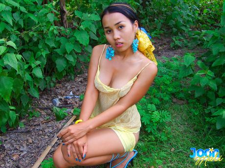 性感的泰國美女 Joon Mali 在樹林裡對著鏡頭展示她扁平的乳房並脫掉衣服