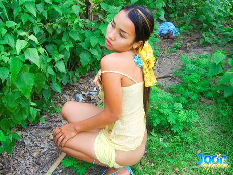 性感的泰國美女 Joon Mali 在樹林裡對著鏡頭展示她扁平的乳房並脫掉衣服