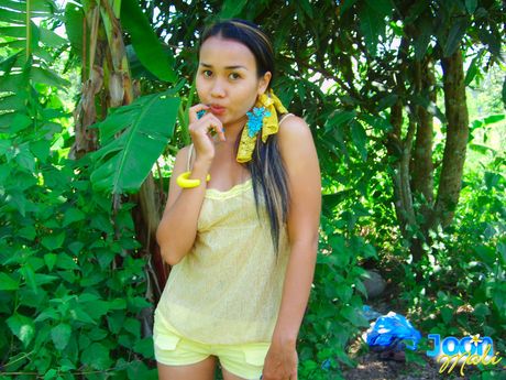 性感的泰國美女 Joon Mali 在樹林裡對著鏡頭展示她扁平的乳房並脫掉衣服