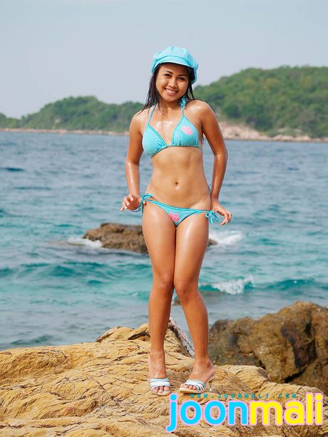 アジアのティーン、ジュン・マリがビキニを脱いでビーチで小さなおっぱいを披露