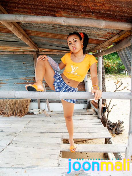 可愛的泰國女孩 Joon Mali 在海灘上露出她嬌小的乳房和光禿禿的陰部