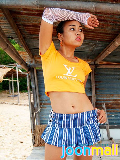 可愛的泰國女孩 Joon Mali 在海灘上露出她嬌小的乳房和光禿禿的陰部