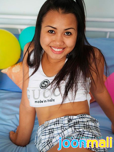 亞洲女孩 Joon Mali 炫耀她的大屁股並玩氣球