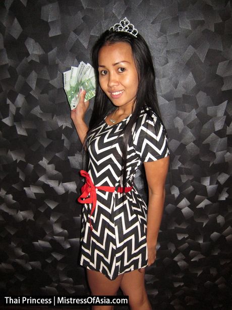 素晴らしいアジアのティーンタイプリンセスがストリップしてソロで完璧なお尻を披露