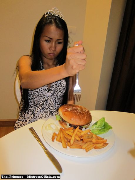 アジアの美しさを誇るタイの王女が、食べる前に食べ物で遊ぶ