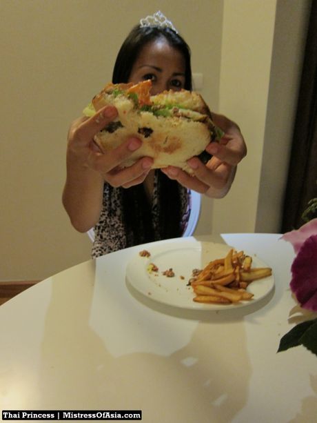 アジアの美しさを誇るタイの王女が、食べる前に食べ物で遊ぶ