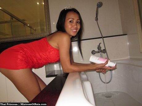 アジアの美しさを誇るタイの王女が、入浴前にドレスを脱ぐ