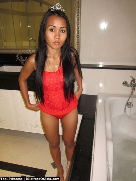 アジアの美しさを誇るタイの王女が、入浴前にドレスを脱ぐ