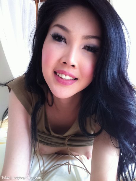 漂亮的亞洲變性人 Tukta 在單人自拍中炫耀她的陰部
